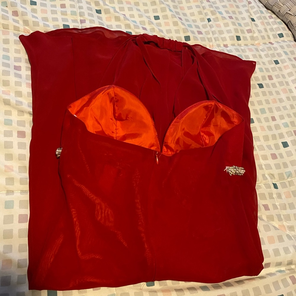 Red dress - Picture 4 of 7
